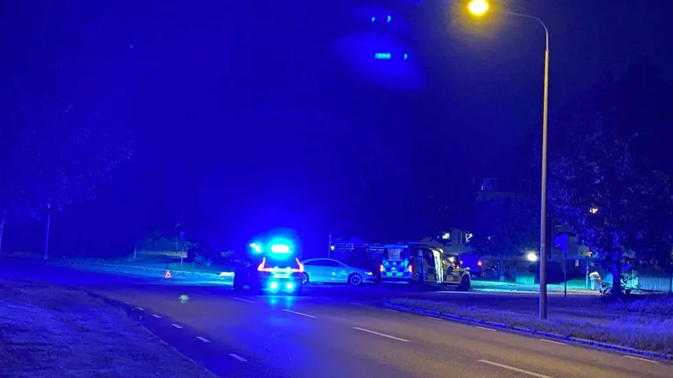 En personbil krockade med en lyktstolpe under torsdagskvällen.