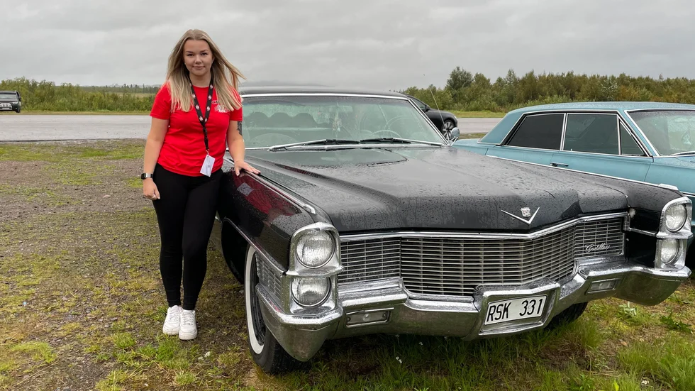 Hanna Eriksson, 19 år, är yngsta medlemmen i föreningen. Hon visar sin Cadillac Calais från 1965. ”Jag har haft intresset sedan jag var liten. Jag gillar att skruva på fritiden”. 