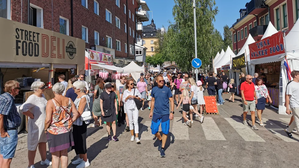 Värmen och stämningen var hög i centrala stan under fredagseftermiddagen.