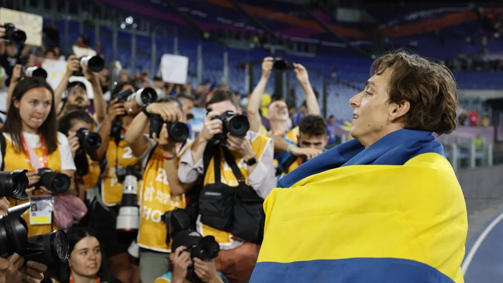 Armand Duplantis i fotografernas fokus efter EM-guldet i Rom i juni.