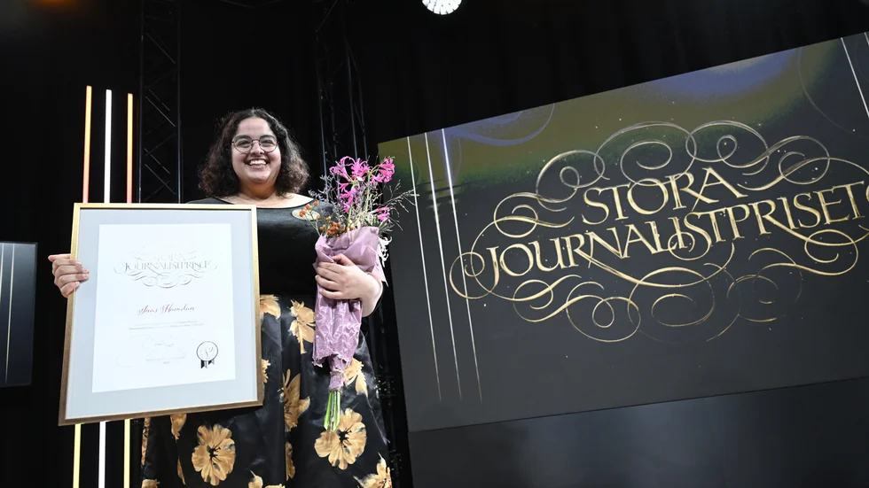 Nu har hon hotats av extremister. 2023 fick Inas Hamdan ta emot Stora Journalistpriset, då hon i Sydsvenskan klarlagt hur det Qatarägda TV-bolaget Al Jazeera var kanal för falska påståenden om svensk socialtjänst.  