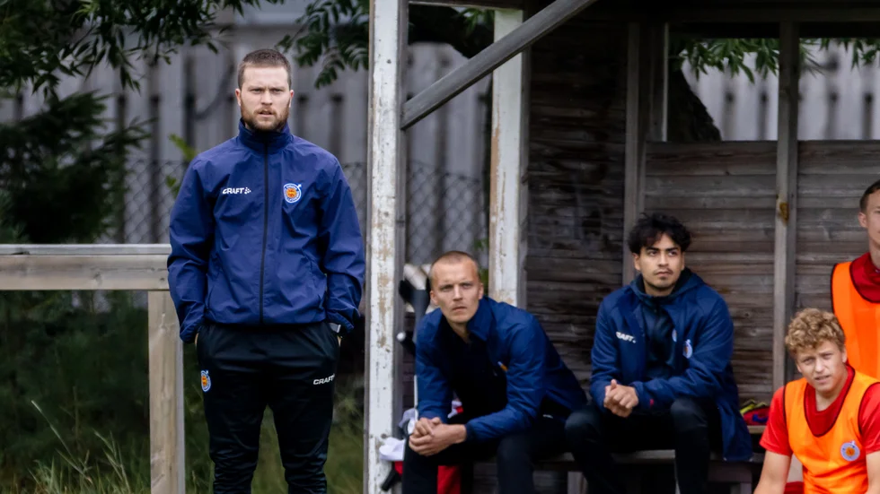 Tränaren Tobias Stridsman tror att laget behöver två segrar till för att klara kontraktet. 