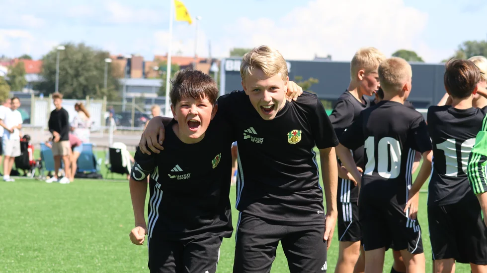 Ludvig Lindström och Jakob Gustavsson skriker ut sin glädje efter avancemanget till finalen.