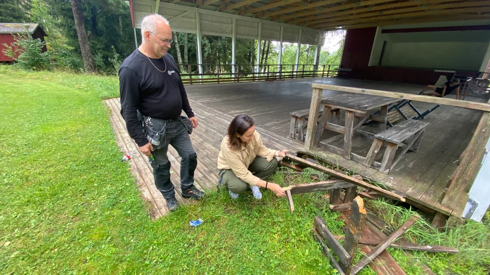 Sönderbrutna möbler vid festplatsen på Gullhagens IP inspekteras här av Marre Karlsson och Linda Garbi Berg.