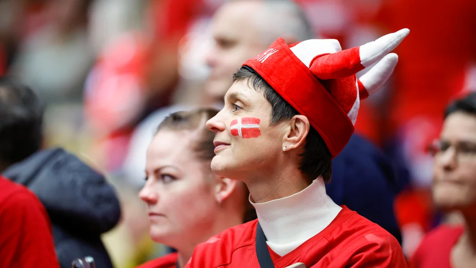 Danska upportrar på läktaren inför söndagens bronsmatch i damernas handbolls-VM mellan Sverige och Danmark .