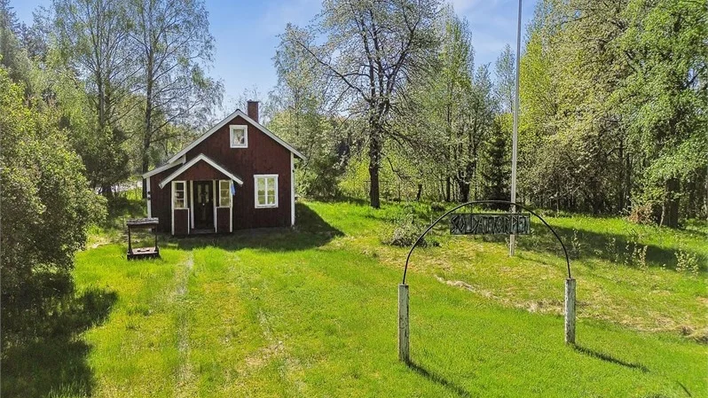 På en andraplats kom Kvartinge 22. Mäklaren Gustav Walther säger att huset kommer med "en stor tomt med en lada och ett gästhus utöver huvudhuset".