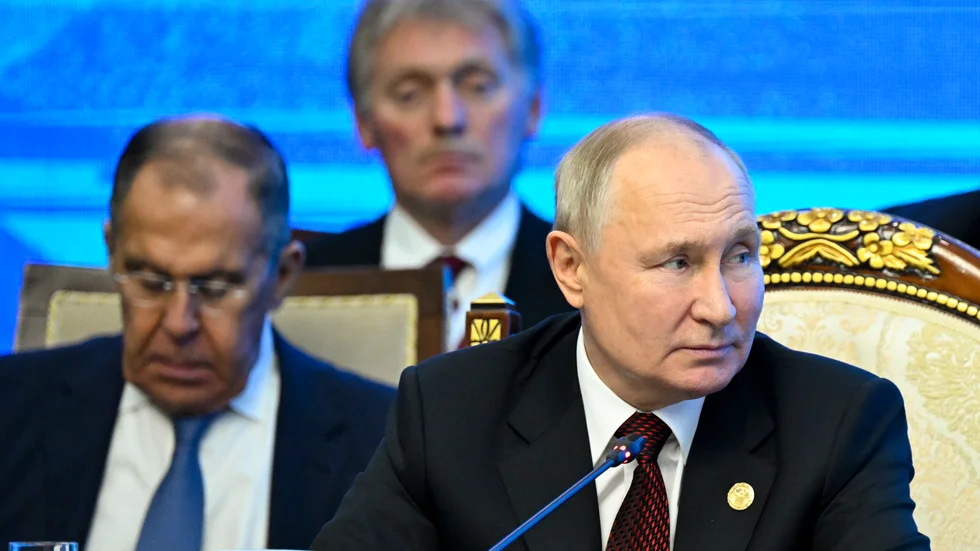 Rysslands president Vladimir Putin i förgrunden. Till vänster i bild sitter utrikesminister Sergej Lavrov och längst bak presstalespersonen Dmitrij Peskov. Arkivbild.