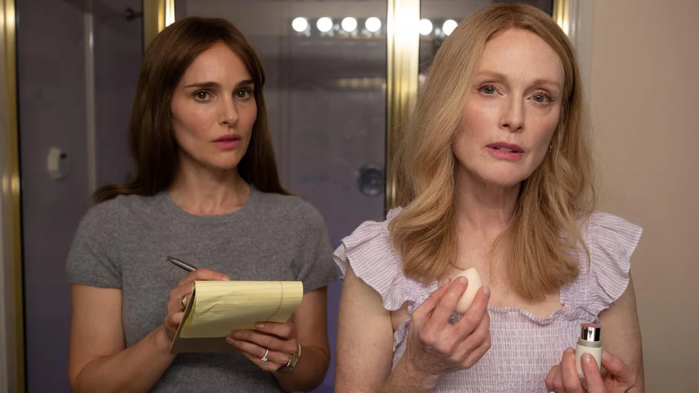 Skådespelaren Elizabeth (Natalie Portman) följer noggrant Gracie (Julianne Moore) i spåren i "May december". 