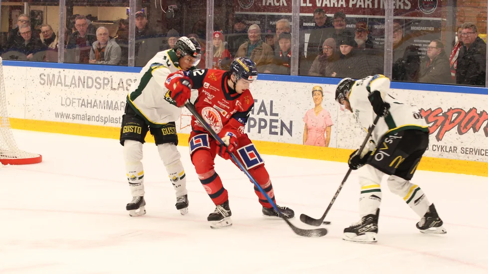 VIK:s Joel Kant i kamp om pucken med Östersundsspelare.