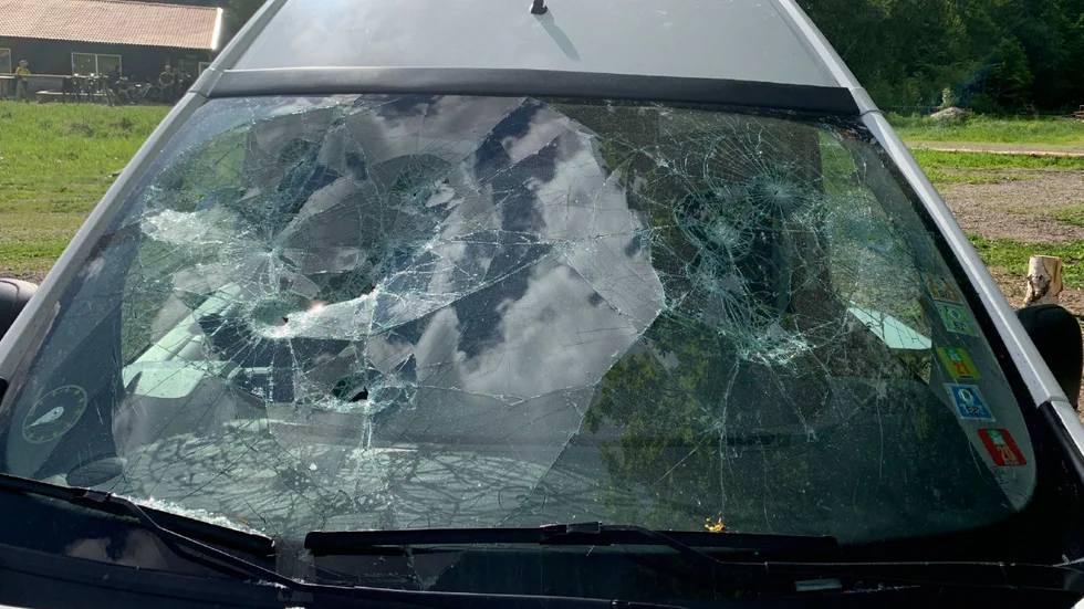 Den 29-årige mannen slog sönder vindrutan på bilen. (Bilden är hämtad ur förundersökningen.)
