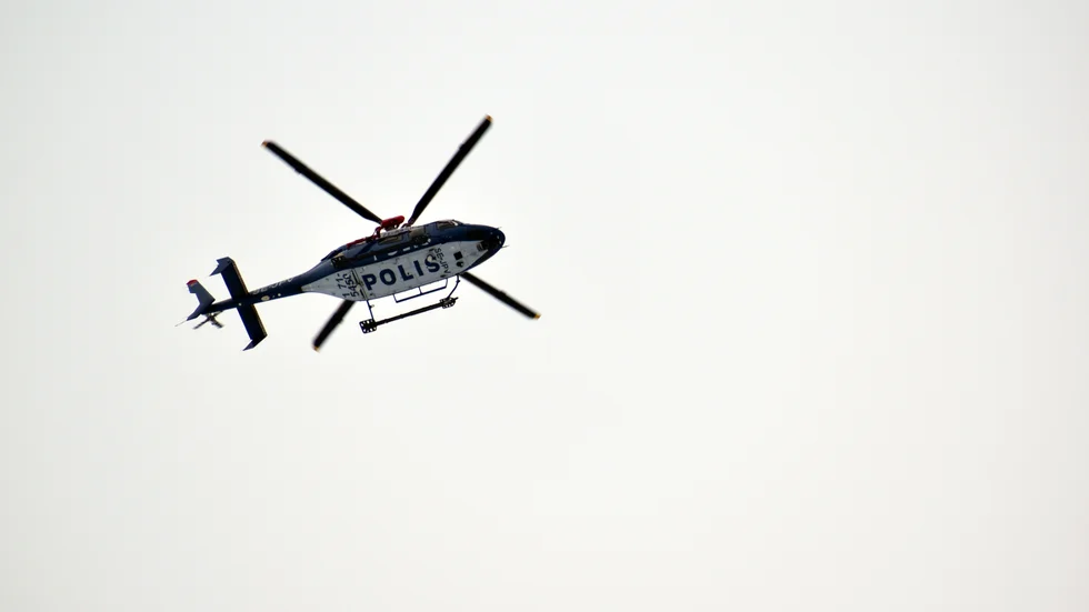 Här hovrar helikoptern över Skellefteå.