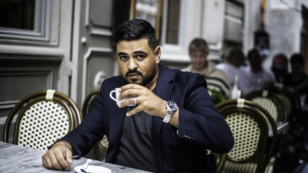 Amer Sarsour (född 1990) är spoken word-poet. "Medan vi brinner" är hans första roman. Han tilldelades 2023 Uppsala kommuns stipendium till Gösta Knutssons minne.