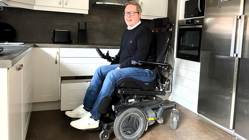 Mattias Karlsson var tvungen att flytta ner sina chipsgömmor för att kunna nå dem sedan han har hamnat i rullstol. "Det är retligt att inte ens kunna ha mina chipsgömmor på ett anständigt ställe som mina barn inte kan hitta", säger han och skrattar.