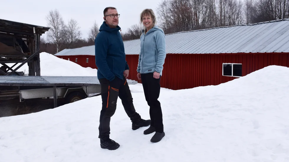 Nils Kågström är fjärde generationen som äger Kågströms Repslageri i Kåge. Här med hustrun Anna-Karin Kågström vid den gamla repslagarbanan.