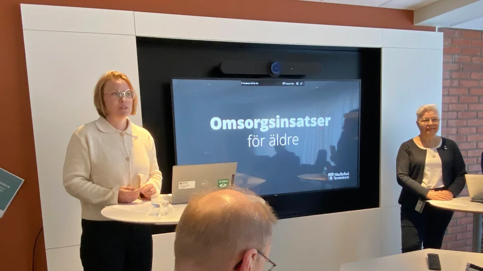 Evelina Fahlesson (S) och Carina Sundbom (C) var två av dem som presenterade den satsning som ska göra på äldreomsorgen.