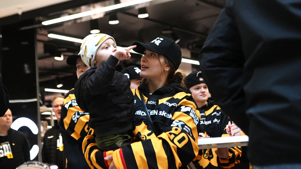 Sandra Rannerud och Skellefteå AIK hälsade på släkt, vänner och supportrar efter kvalsegern.