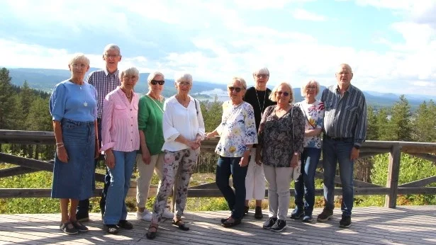 Bilden från Brännabergets topp med Ängesån i bakgrunden. Från vänster: Sonja Andersson, Tommy Andersson, Evy Rova, Ingegerd Larsson, Karin Qvist, Astrid Wikström, Ingrid Fagervall, Ann-Kristin Nilsson, Elin Nilsson, Lennart Stylbäck.  