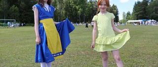 Ungdomarna i Örsa gav Klara och Emma en midsommar i byn
