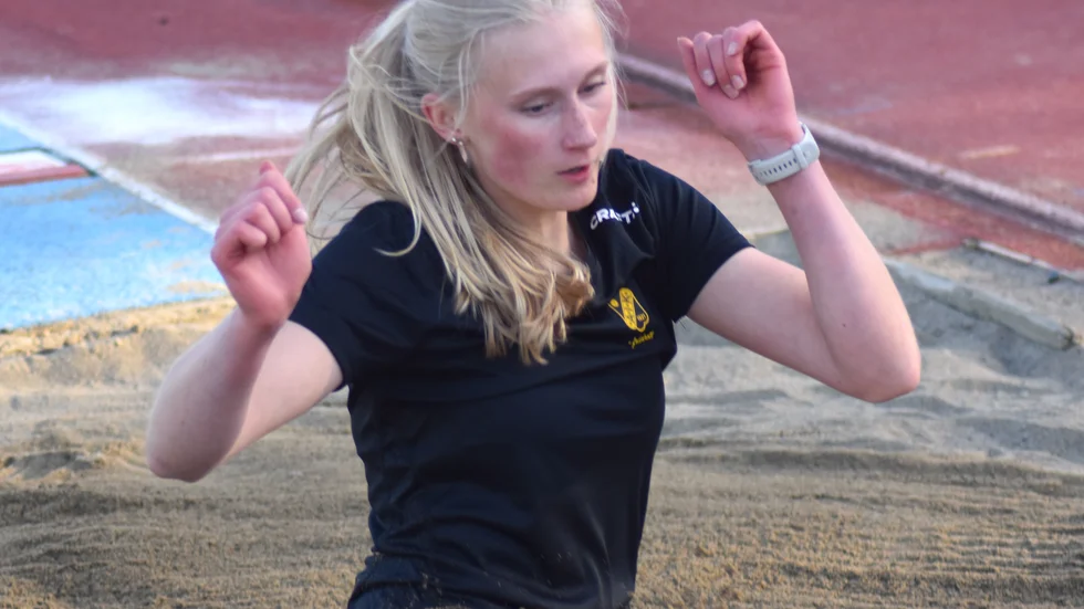 Meja Berggren flög fram i tresteget och krossade sitt PB med över en halvmeter. Fick som belöning en biljett till junior-SM.