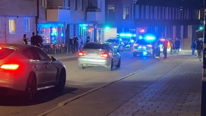 Under en fordonskontroll larmades poliserna på plats om ett krogbråk.