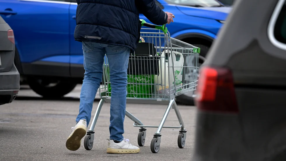 "Du skrapade sönder min bils dörrhandtag och dörrlist flera centimeter utan att ge dig till känna", skriver insändarskribenten som fick sin bil delvis förstörd på parkeringen utanför en matvaruaffär i Piteå. (Arkivbild)