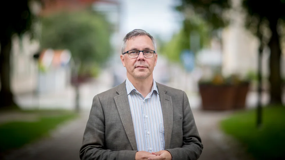 "Det känns viktigt att kunna erbjuda våra ungdomar chansen att testa på yrkeslivet och möjligheten att tjäna egna pengar. Det allra första jobbet är viktigt för att få chansen att testa på ett yrke och få referenser till framtida jobbansökningar", säger Johan Söderberg (S), kommunstyrelsens ordförande.