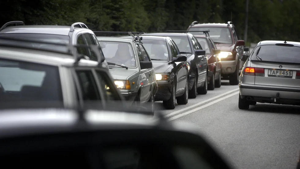 Det kan bli körigt i morgontrafiken vid Saab-rondellen i nästa vecka när ett beläggningsarbete ska genomföras.