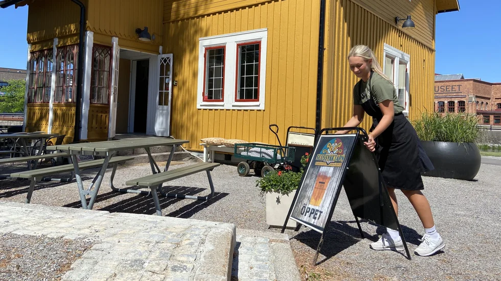 Engla Enavall har ställt ut skylten. Nu är populära serveringen öppen igen efter renovering. Se fler bilder nedan!