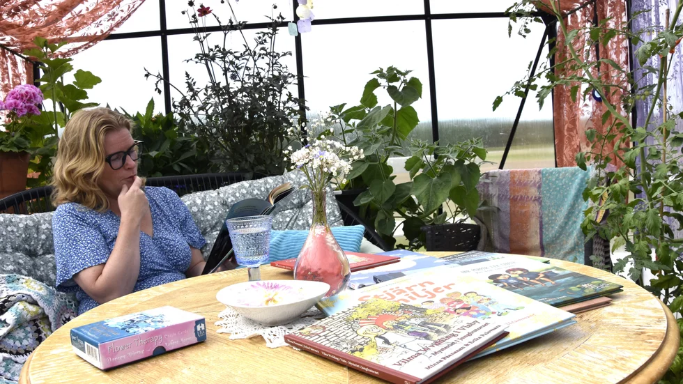 Minna Paananen med sin åttonde barnbok. "Jag tycker fortfarande att det är jätteroligt att skriva böcker, jag gillar hela processen från grundidén till att arbeta fram illustrationerna" säger hon.