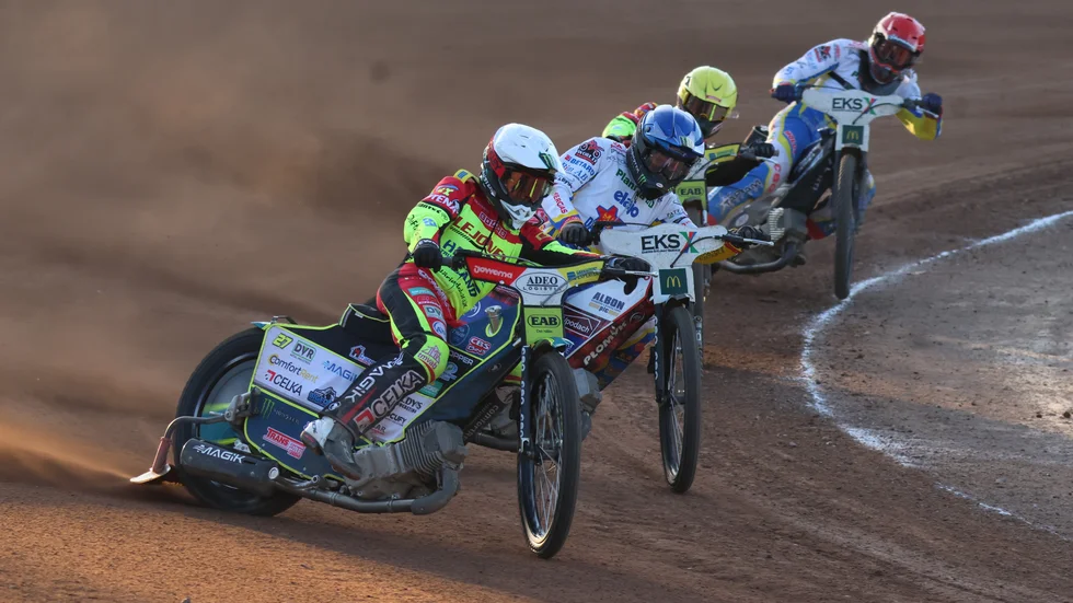 Lejonens Jaimon Lidsey i täten i heat 13 där gästerna i princip säkrade segern.