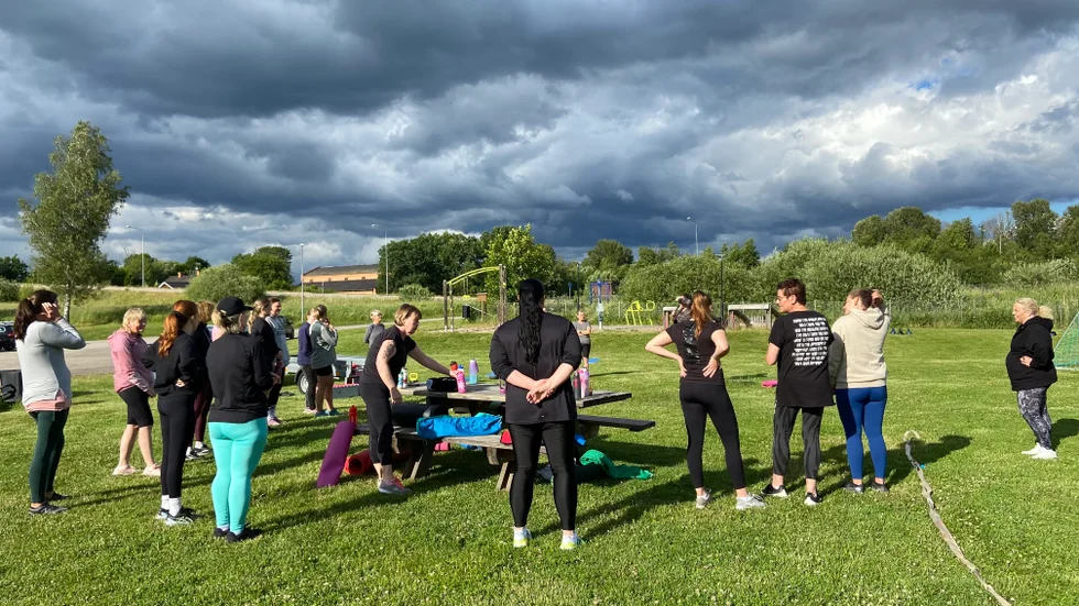 Linda Markewall har hittills anordnat två bootcamp-pass vid Sköldinge IP nu i sommar. Under tisdagens träning var det en bra anslutning av starka kvinnor som kämpade på väl. 