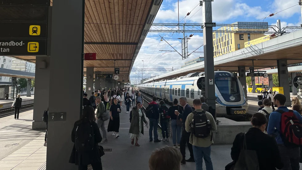 Stora köer på tågstationen i Uppsala.