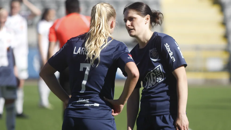 Uniteds Astrid Larsson och Linda Hallin (bilden) får vänta ytterligare en tid på att Vaila Barsleys vikarie är på plats.