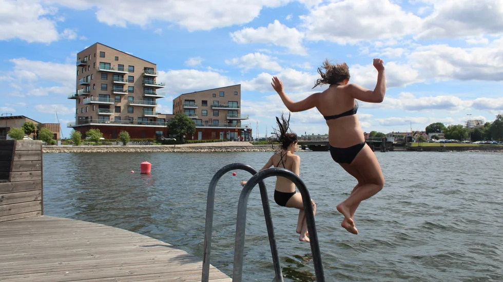 Det blir allt vanligare för unga tjejer att sola för att bli så bruna som möjligt, så fort som möjligt.