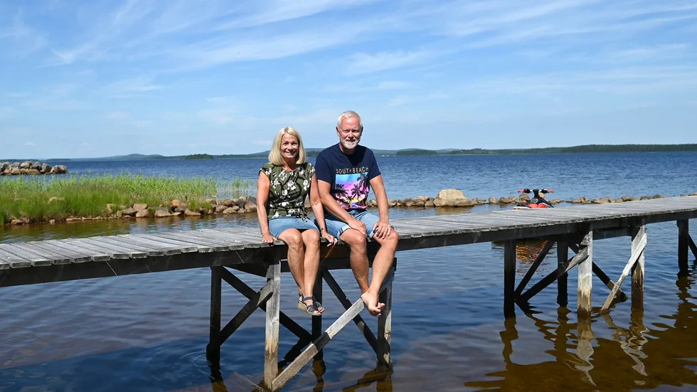 Det är här, i stugan i Renholmen som drömmar om nya resmål föds och planeringen tar fart. Roger Johansson och Monica Wikström Johansson älskar att resa.
