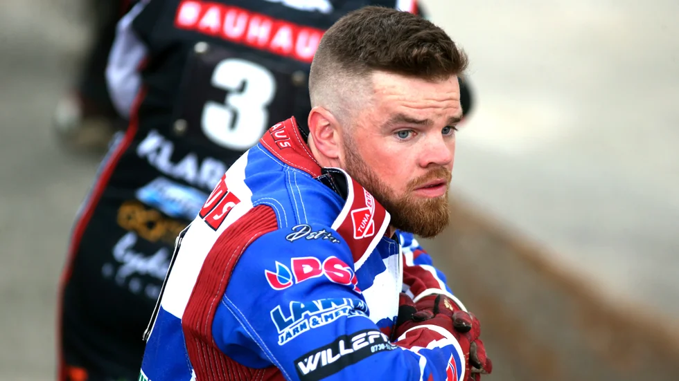 Daniel Henderson vårdas på sjukhus i Skövde efter att ha varit med om en ny våldsam krasch. 