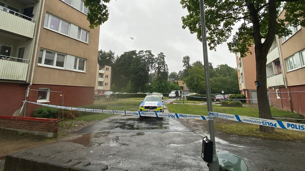 Ett stort område spärrades av efter skottlossning i Eskilstuna. I bakgrunden syns polishelikoptern.
