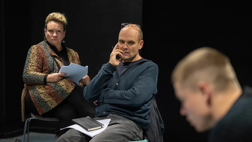 David Dencik och Maria Sid gör starka porträtt av Lars Norén och Isa Stenberg i miniserien om den verkliga historien om pjäsen "7:3" och Malexandermorden.