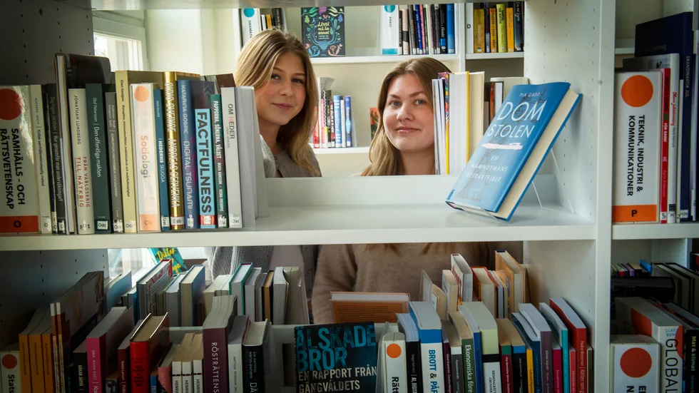 Emma Davidsson och Filippa Fornhammar pluggar ekonomprogrammet på Nicolaiskolan.