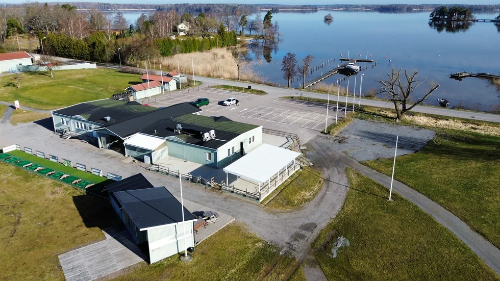 Mälarbadens golfklubb – inte ens ett stenkast från strandkanten.