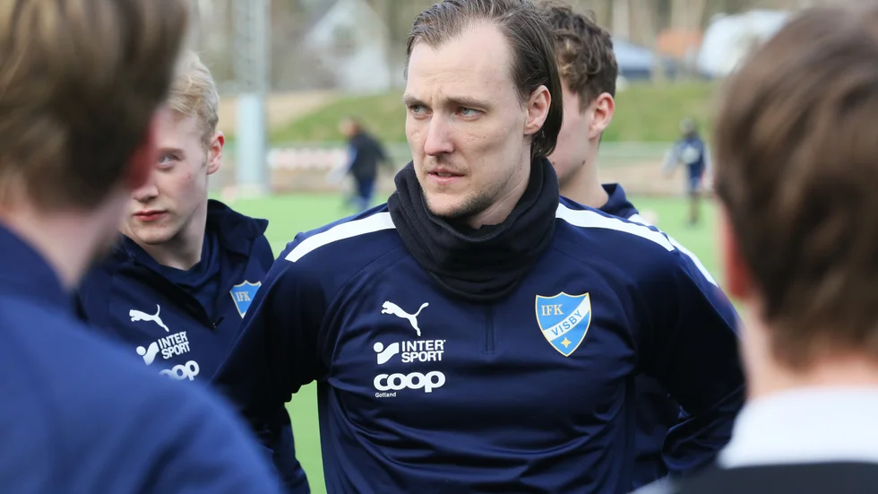 Viktor Segerlund blev nyligen pappa för andra gången och efter en sommar av skador ser han nu framemot att stärka IFK Visby i jakten på nytt kontrakt. 