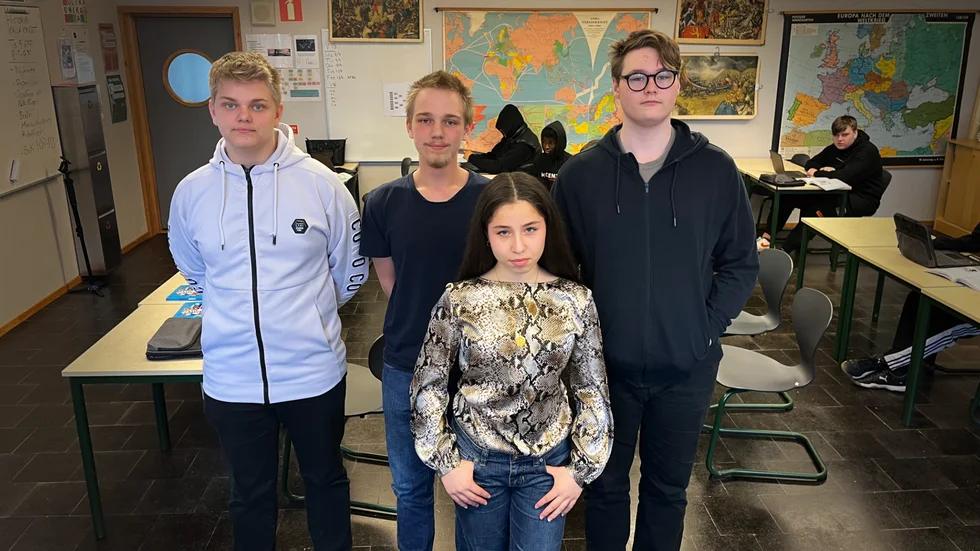 Eleverna i 9A på Borgsmoskolan blir i år en del av totalförsvaret, tillsammans med alla andra 16-åringar. Från vänster: Love Engström, Milo Gottfridsson, Assia Hafezkhaiata och William Gustafsson.