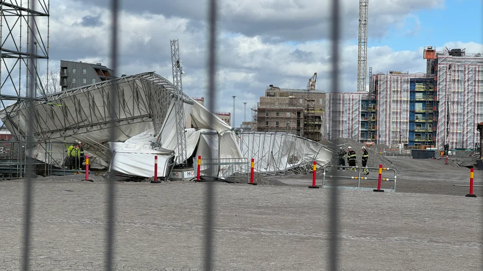 Delar av en byggnadsställning blåste under onsdagseftermiddagen ner vid ett byggprojekt i Inre hamnen. 