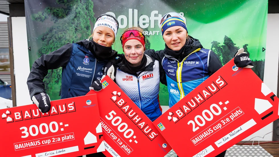 Evelina Crüsell, i mitten, kramas om efter segern på söndagen.