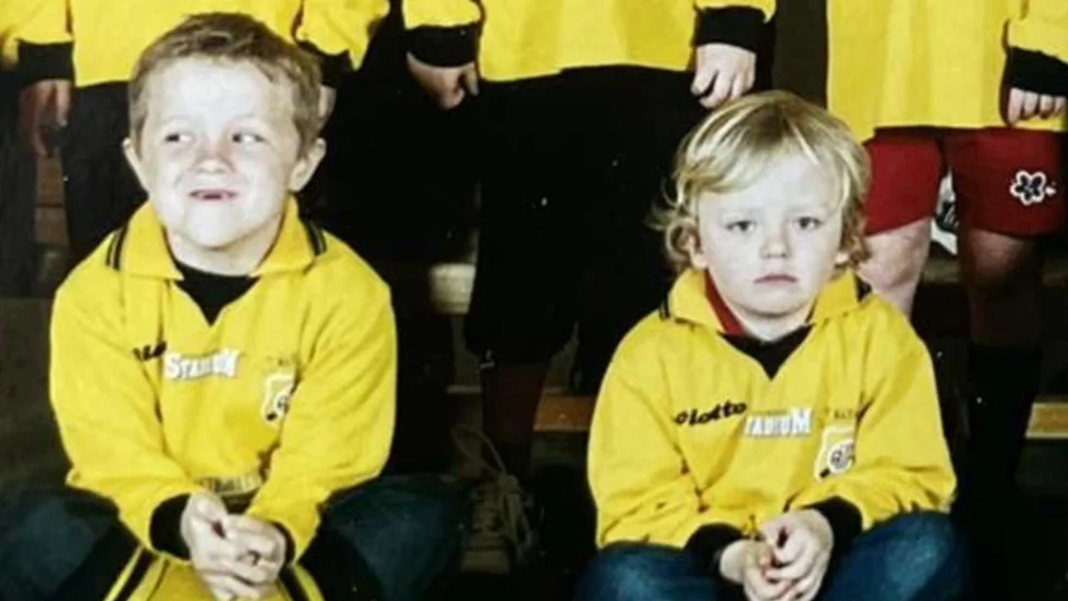 Skellefteå AIK:s Max Lindholm, till vänster, ställs mot nära vännen Linus Högberg när Frölunda gästar Skellefteå Kraft arena under lördagen för den första SM-semifinalen.