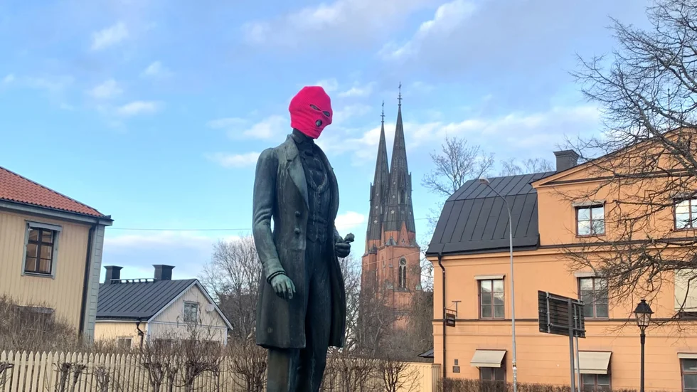 När "sångarprinsen" mötte "drottningen av epadunk"... Statyn Prins Gustaf fick i helgen en rosa rånarluva, inte alls olik den som blivit riksbekant genom Fröken Snusk.