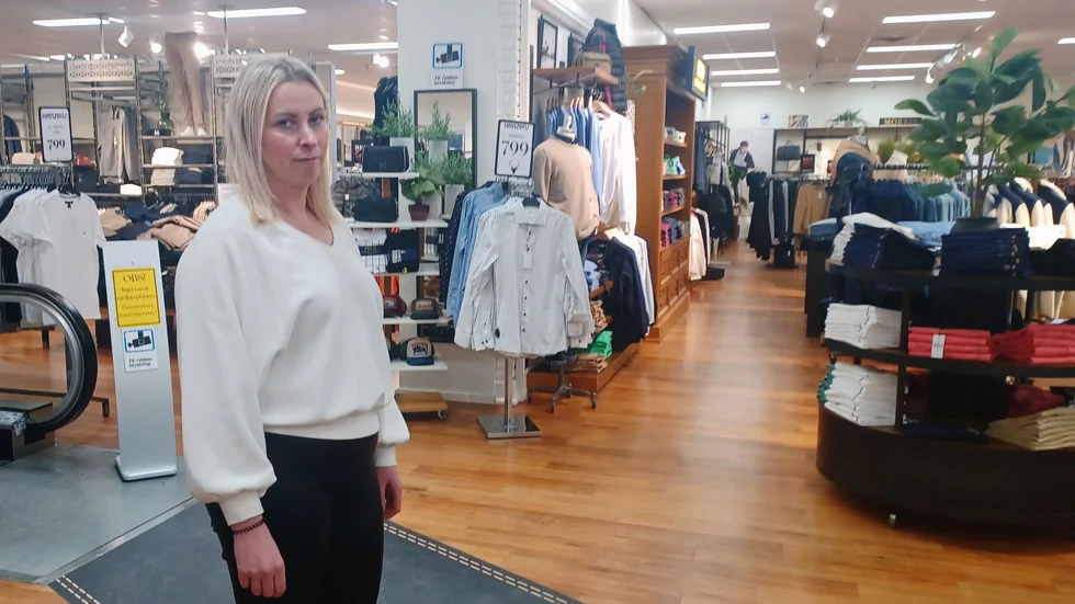 Hanzens butiksägare Kristina Larsson ringer ofta föräldrar för att berätta vad som hänt. "En del upplevs lite oengagerade", säger hon.