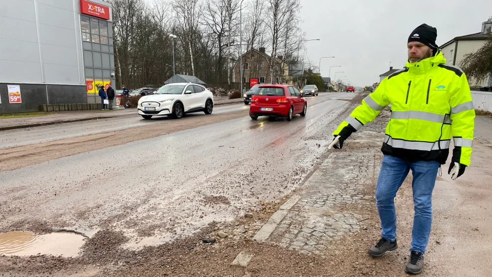 Under vecka sex påbörjas arbetet med att lägga tillbaka kantsten och sätta plattor på ena sidan om Östermalmsgatan, berättar projektledare Henrik Elsehamn.