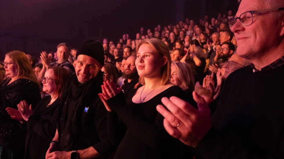 Fredrik Stöckel (i svart mössa) och dottern Hilda Stöckel (i mitten) får en konsertupplevelse tillsammans. "De har alltid funnits i pop-Sverige", säger Fredrik. Och efteråt är Hilda lyrisk. "Det var fantastiskt! De var jättebra!" utbrister hon.