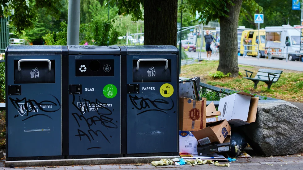 Överfulla papperskorgar är en vanlig syn en varm sommardag. Arkivbild.